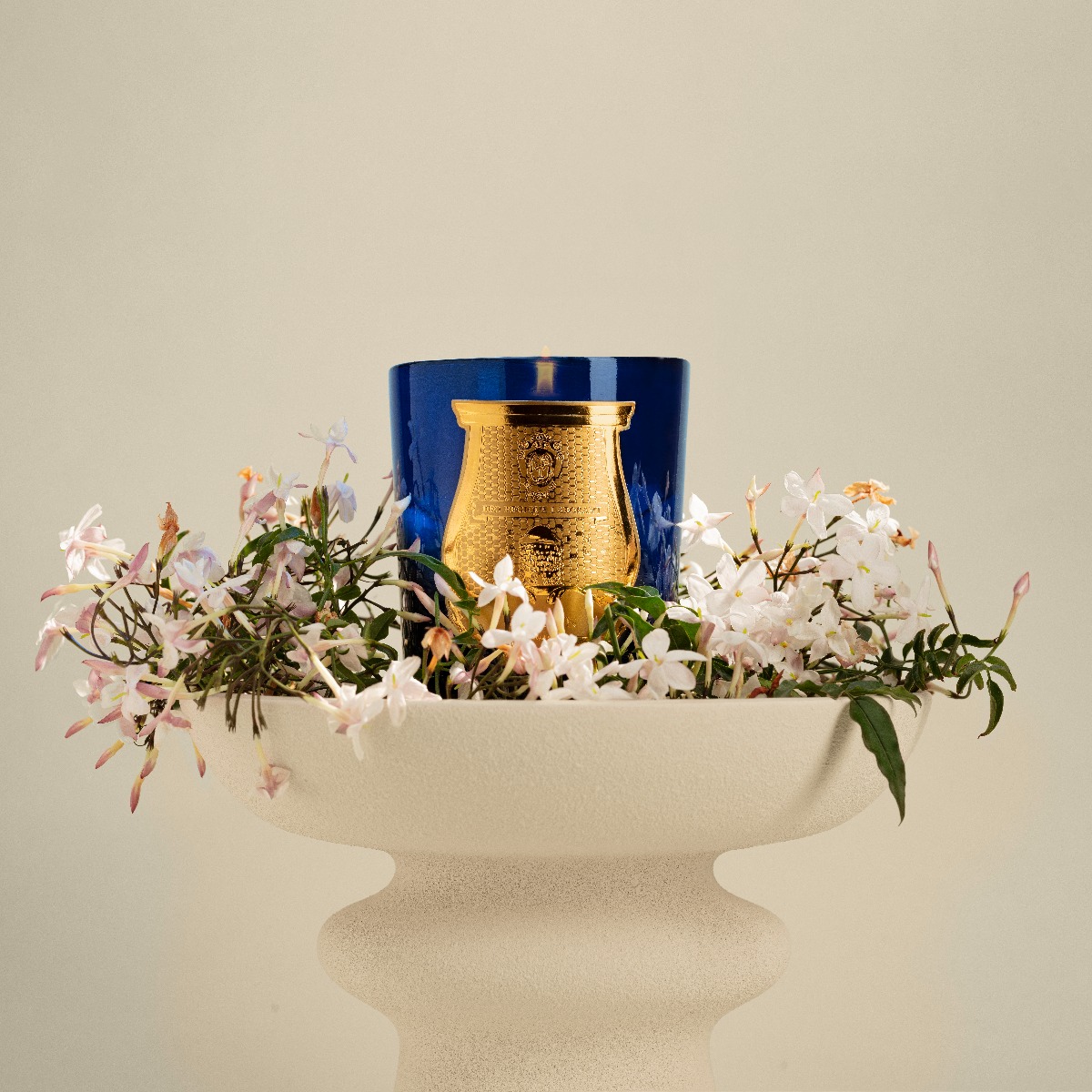 Trudon - classic scented candle Maduraï - Belles Matières Collection - on a vase surrounded by jasmine