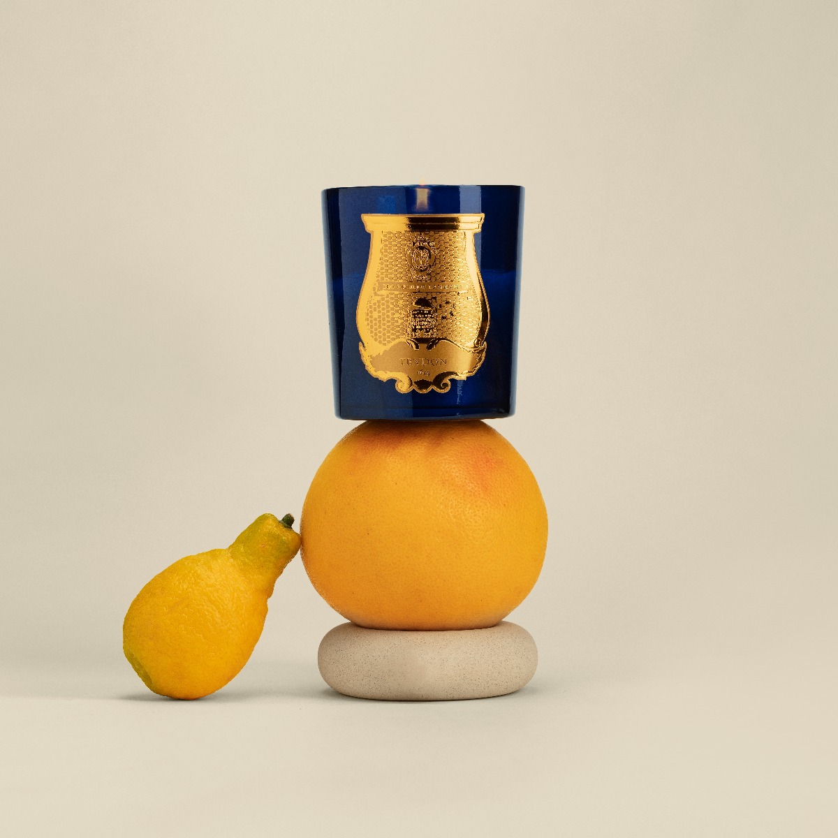 Trudon - classic scented candle Salta - Belles Matières Collection lifestyle with grapefruit